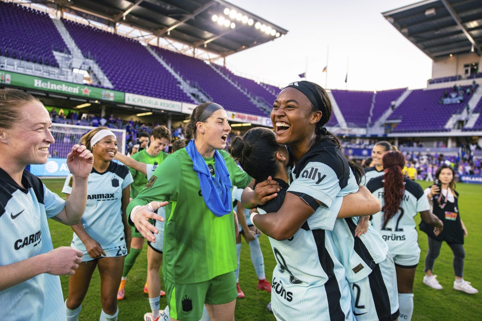 Jaedyn Shaw celebrates with Gotham FC teammates.