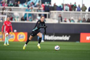 Gotham FC midfielder Jaelin Howell advances the ball.