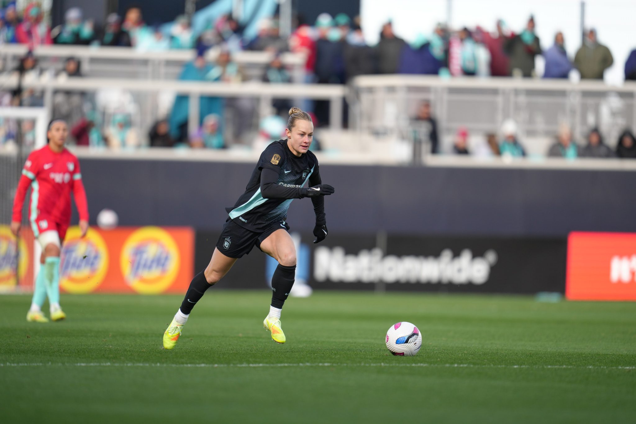 Gotham FC midfielder Jaelin Howell advances the ball.