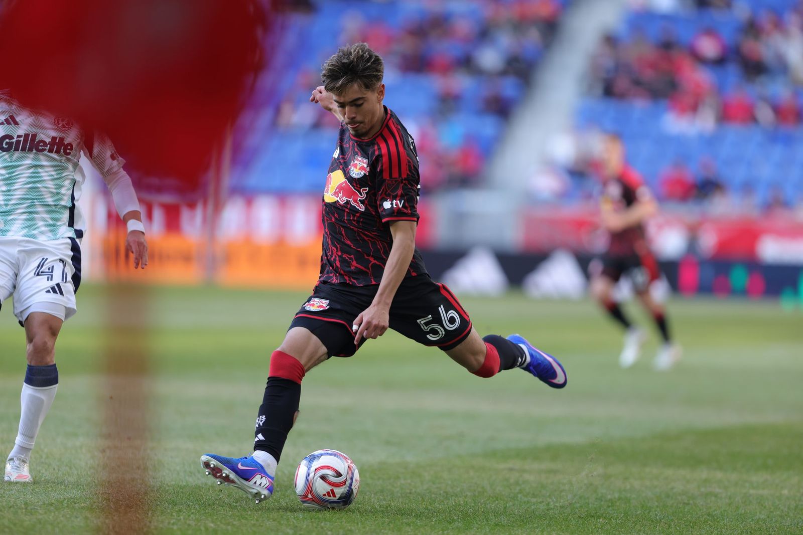 Left-back Matthew Dos Santos crosses the ball for Red Bull New York.