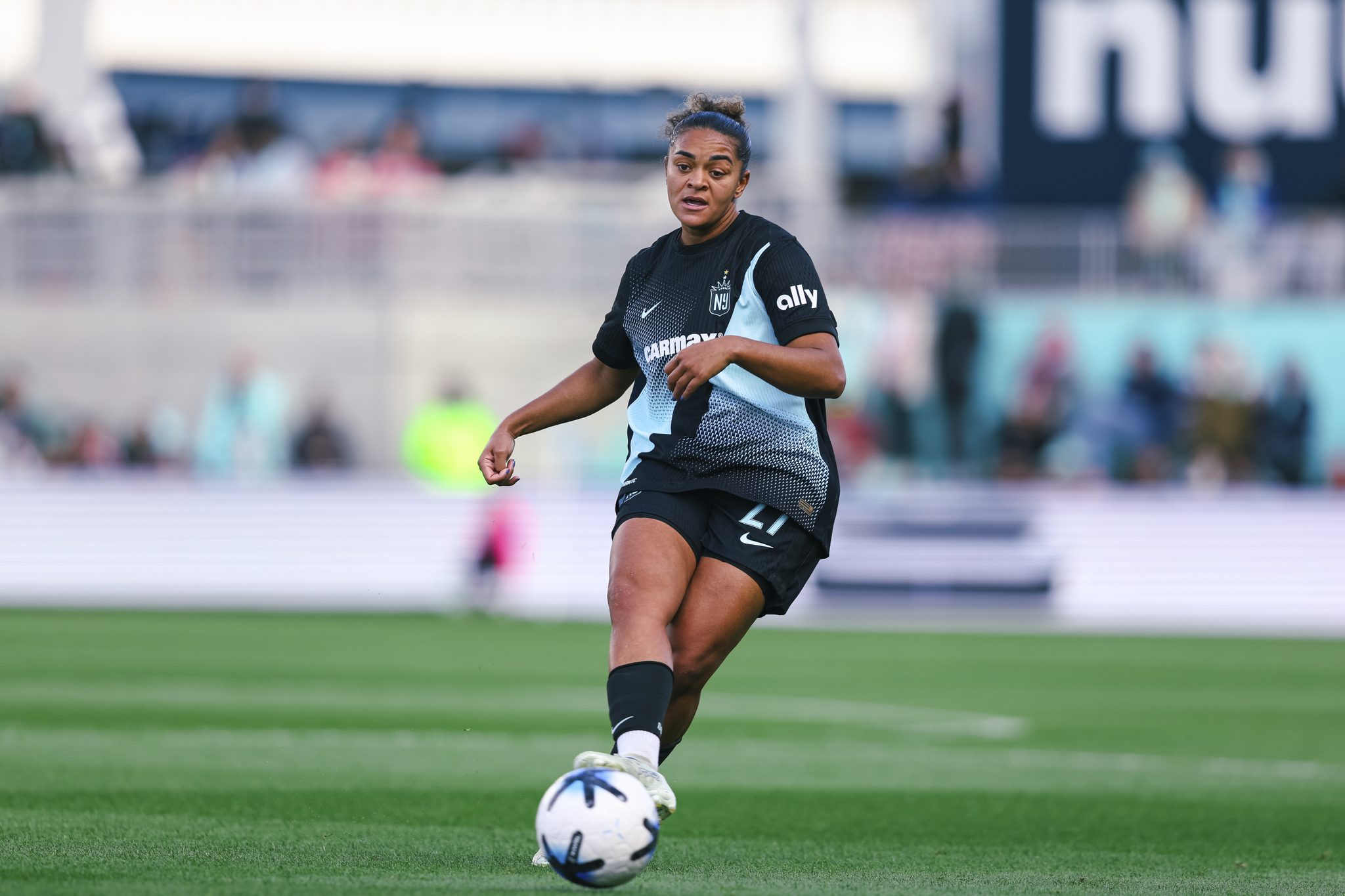 Gotham FC defender Jess Carter passes the ball.