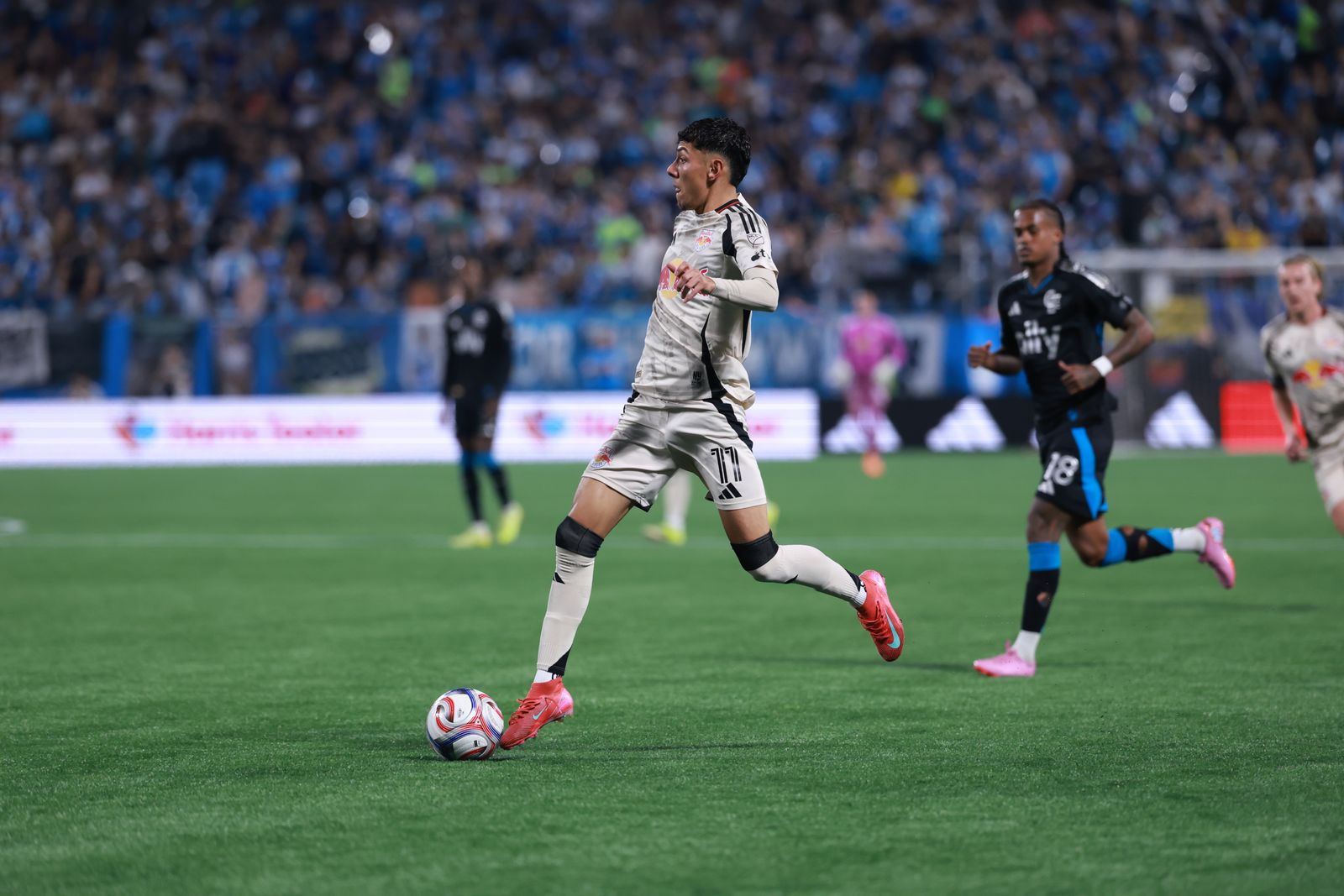 Red Bull New York winger Jorge Ruvalcaba on the ball.