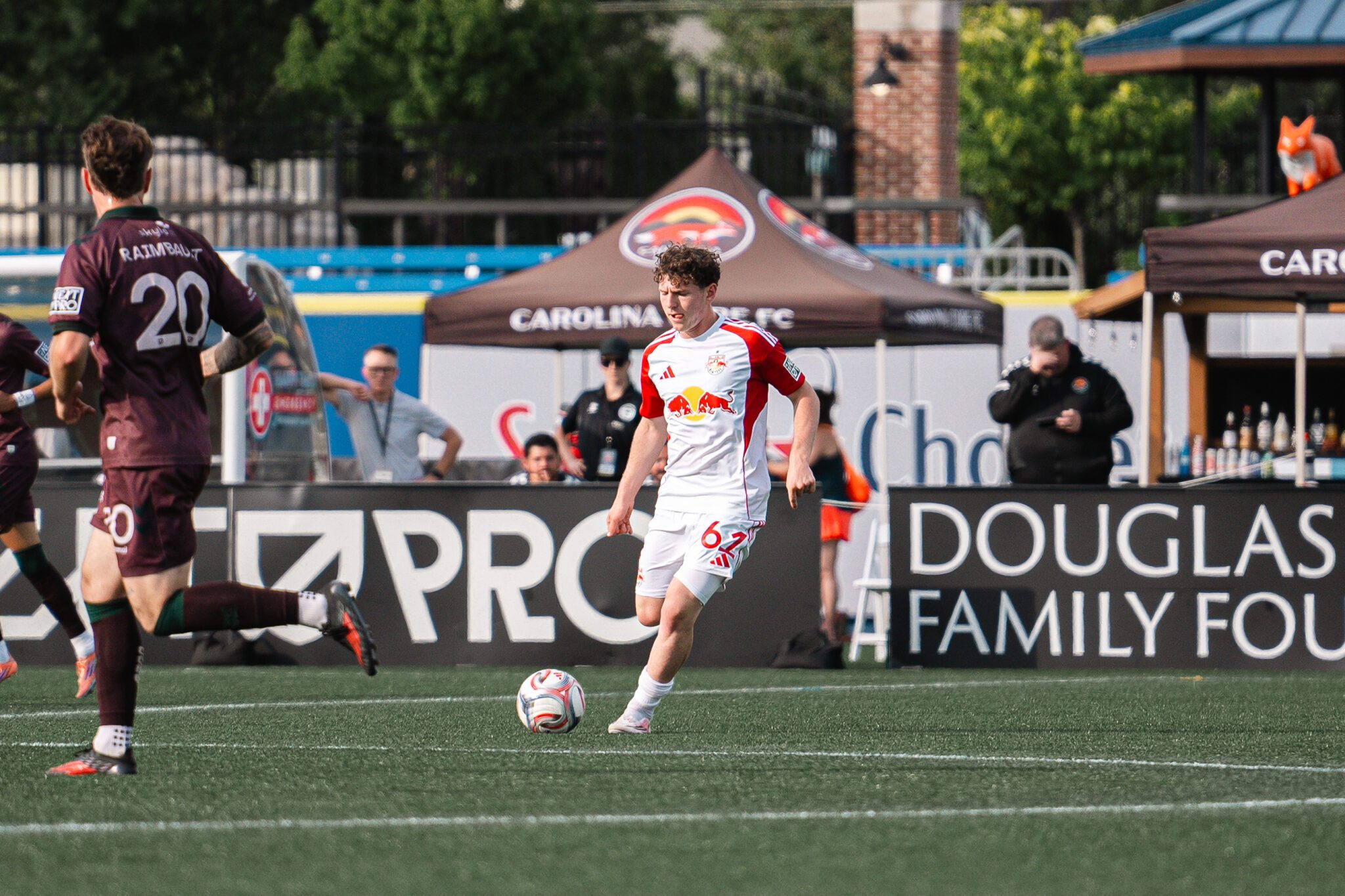 Deven Cadigan attempts a pass for Red Bull New York II.