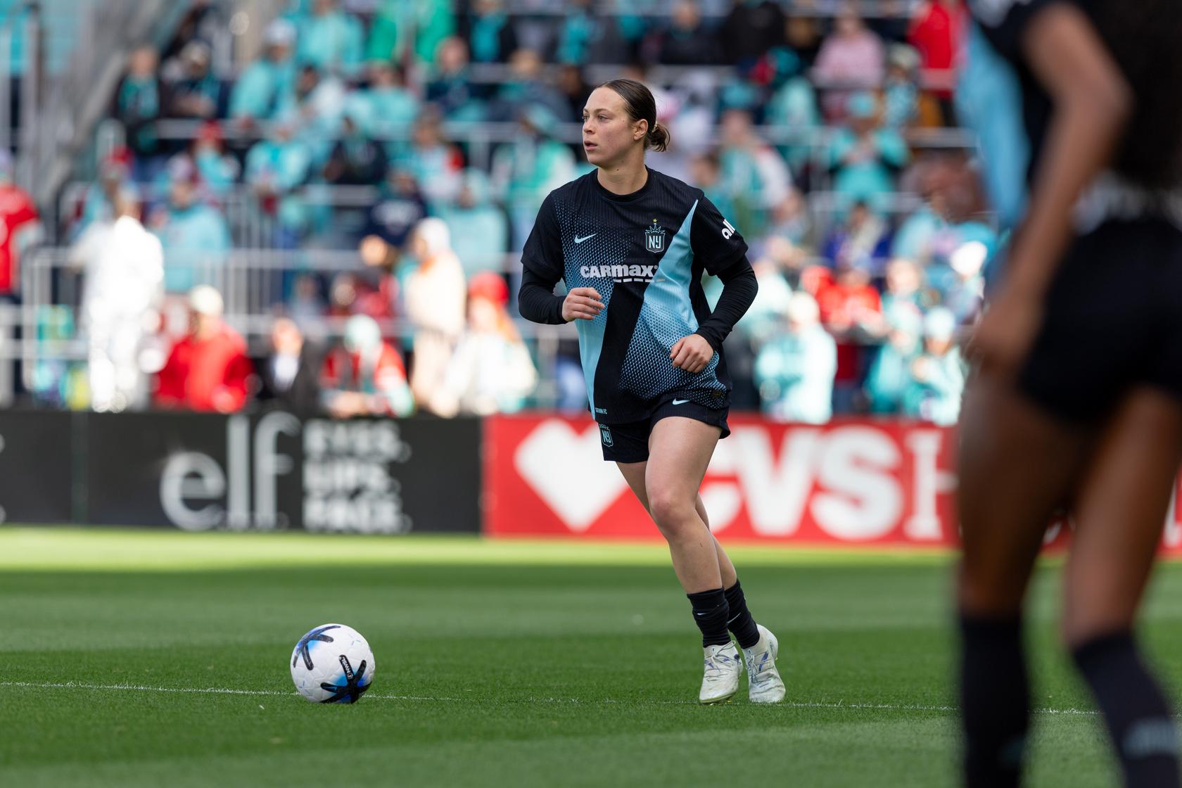 Gotham FC defender Lilly Reale runs the ball.