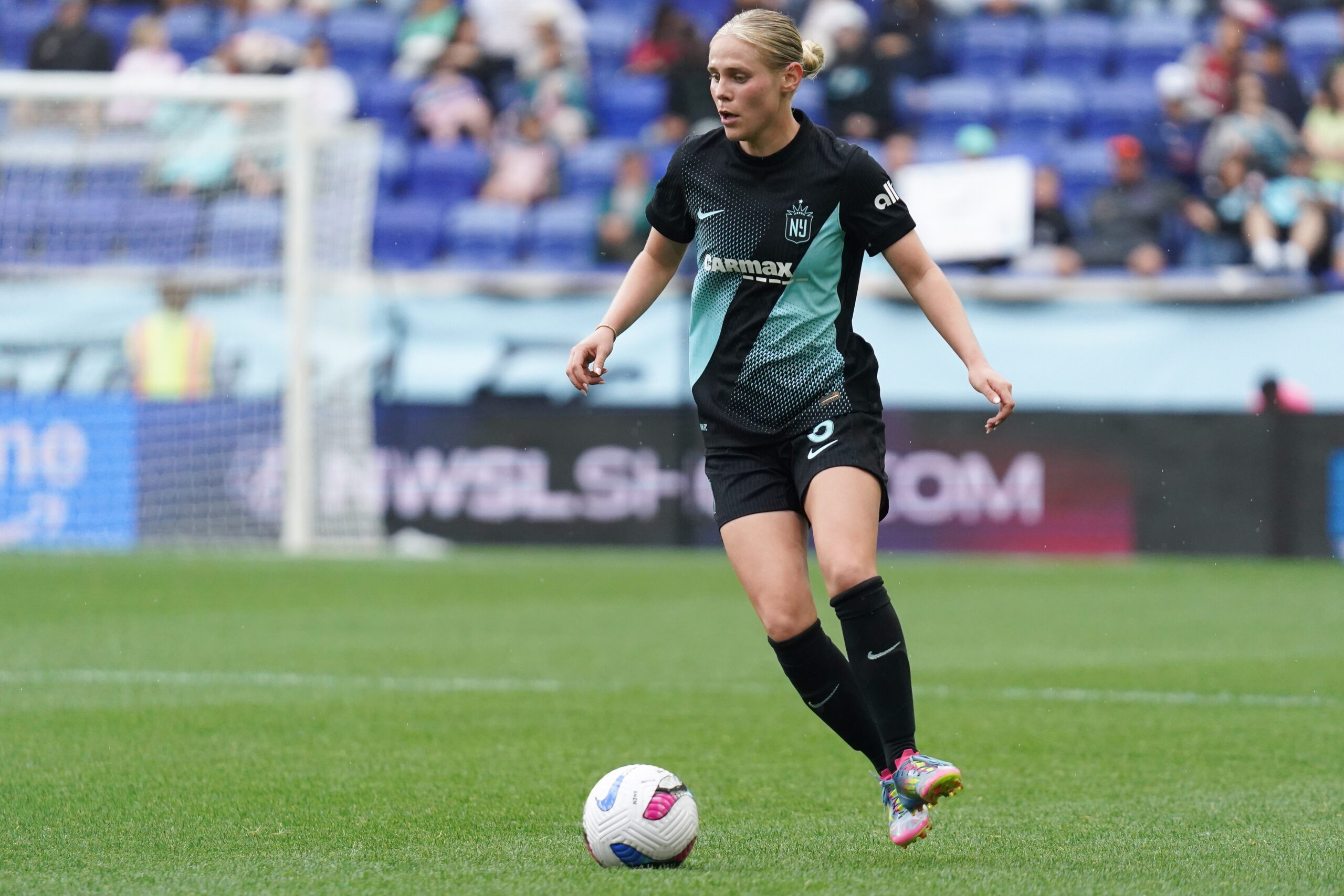 Gotham FC midfielder Taryn Torres receives a pass.