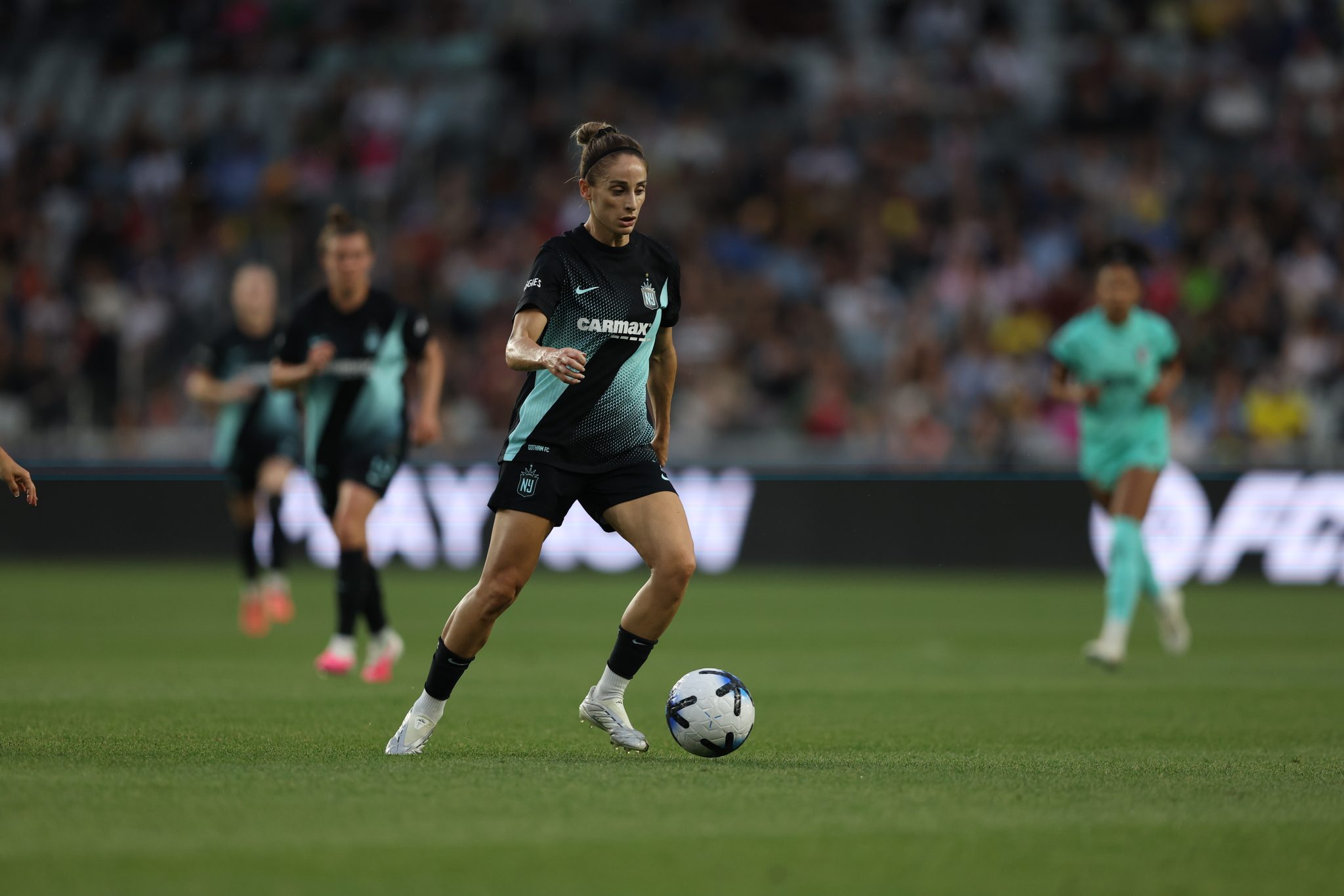 Esther González dribbles the ball for Gotham FC.