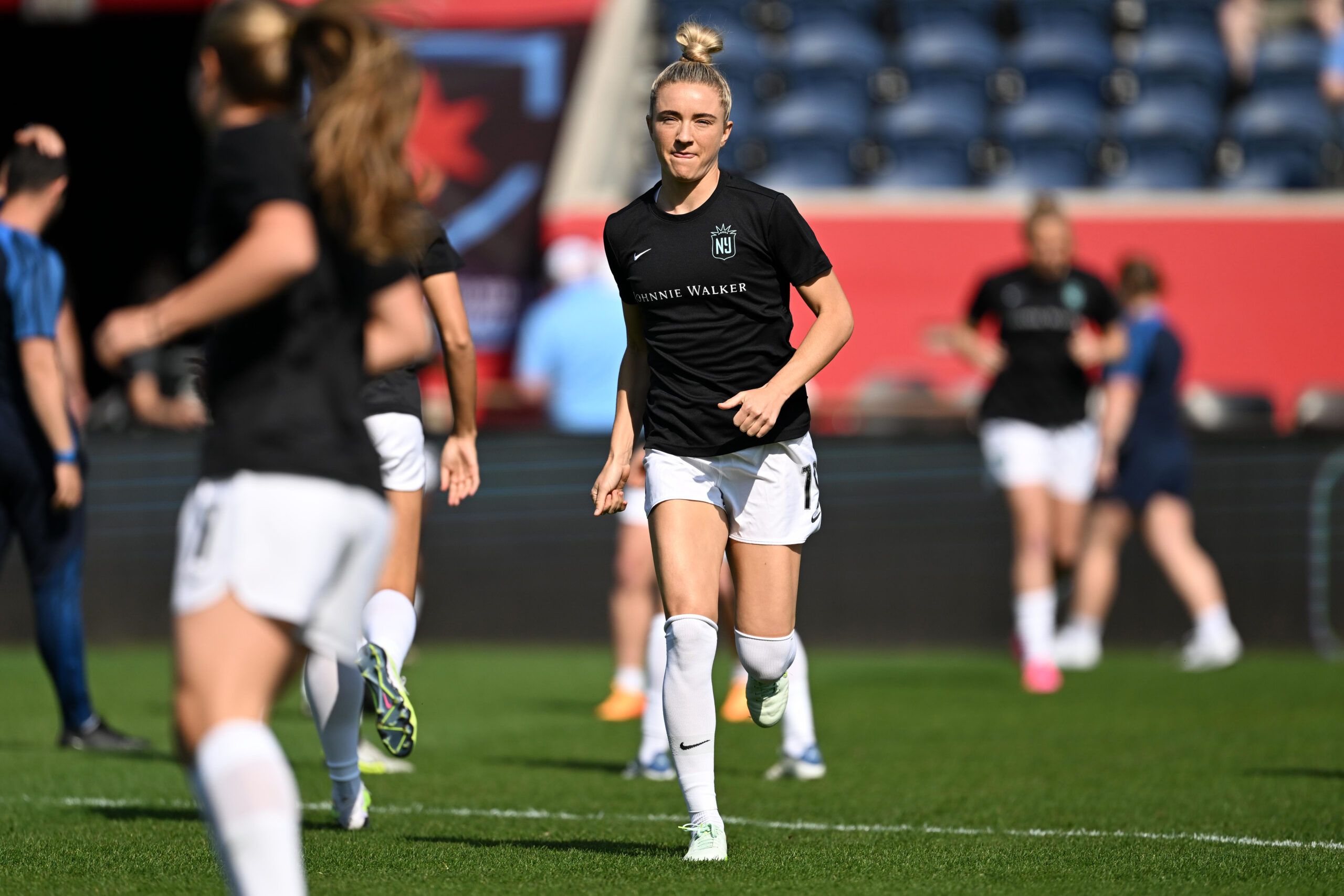 Gotham FC midfielder Kristie Mewis warms up before the game against Chicago Red Stars at SeatGeek Stadium.