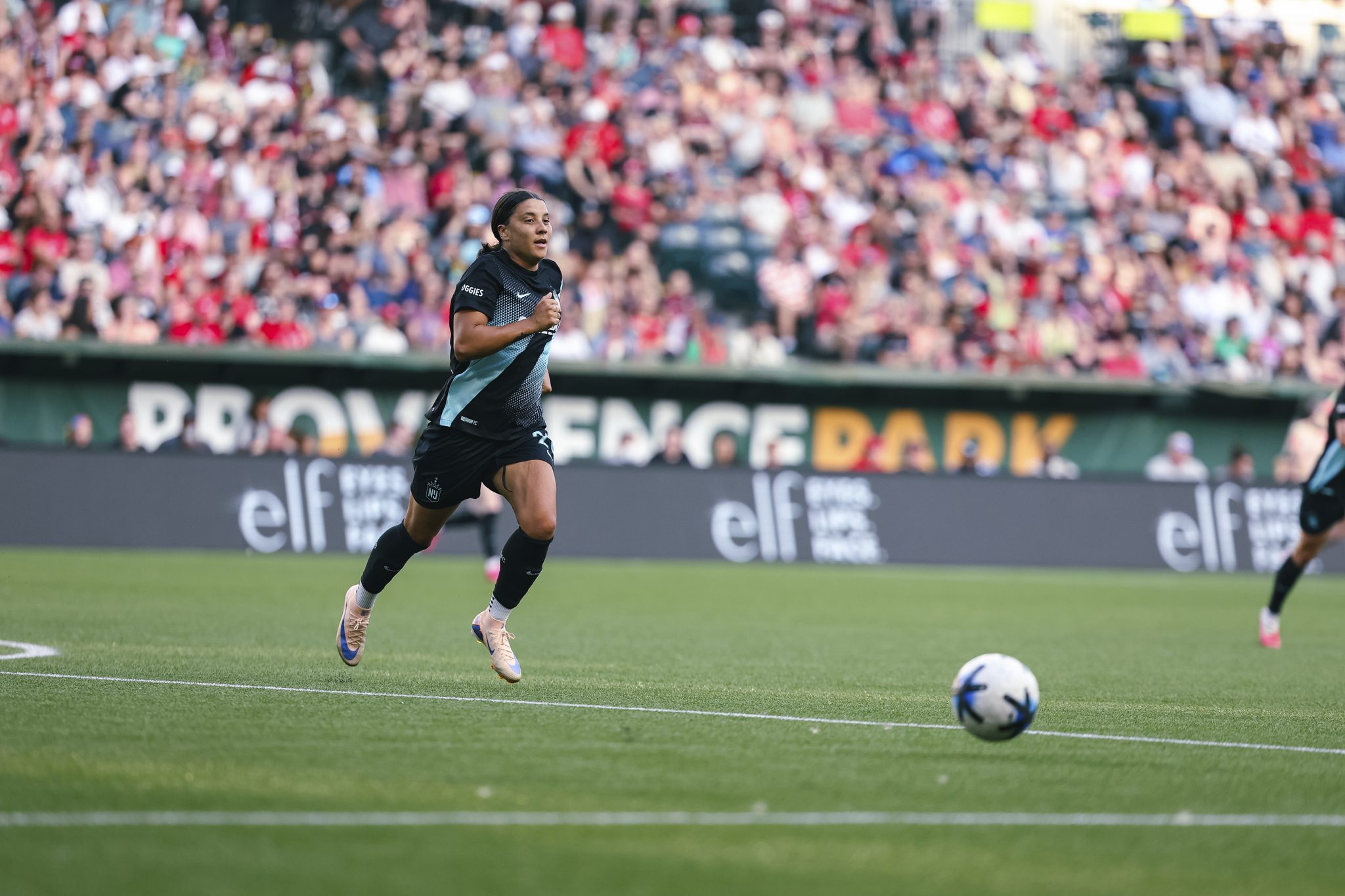 Gotham FC forward Sam Kerr runs with the ball.