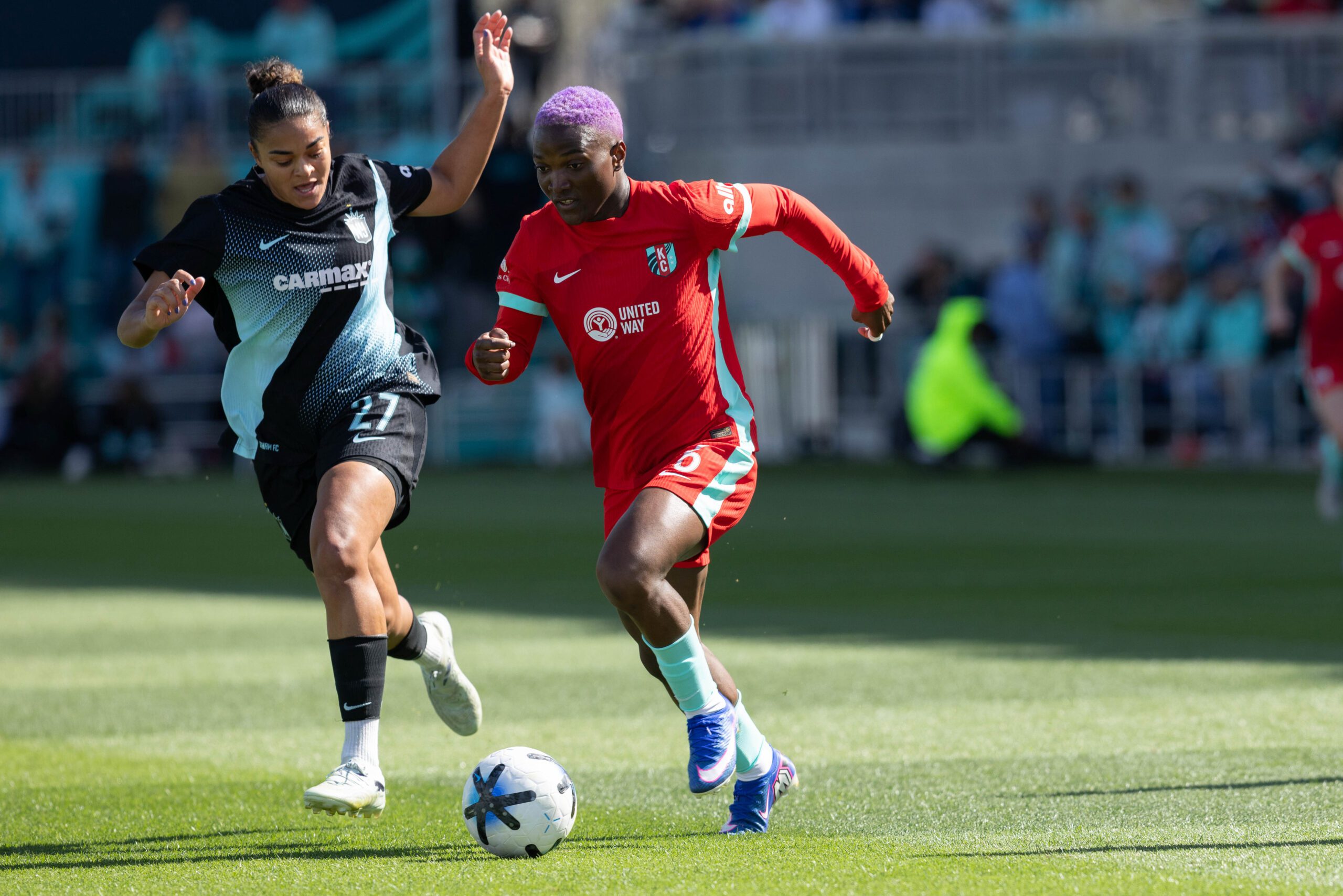 Kansas City Current forward Temwa Chawinga controls the ball against Gotham FC defender Jess Carter at CPKC Stadium.