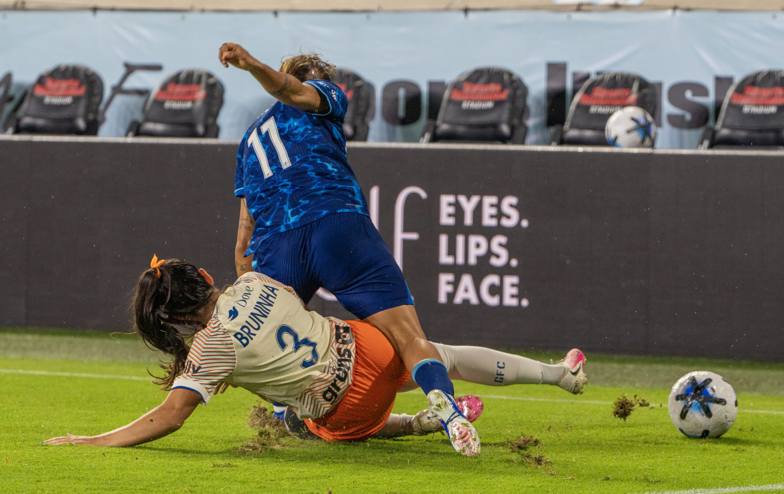 Gotham FC defender Bruninha attempts a tackle.