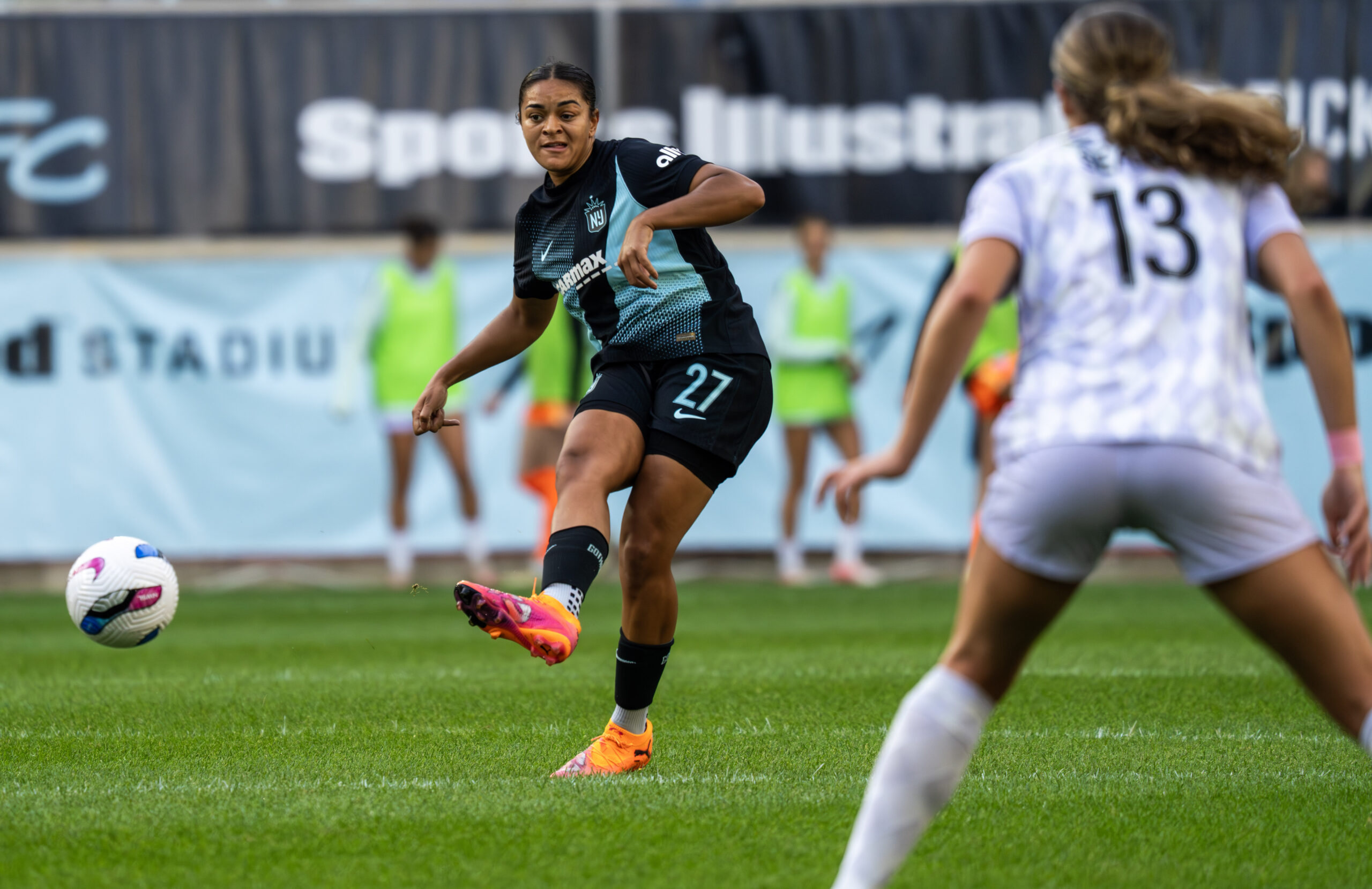 Gotham FC defender Jess Carter plays a pass.