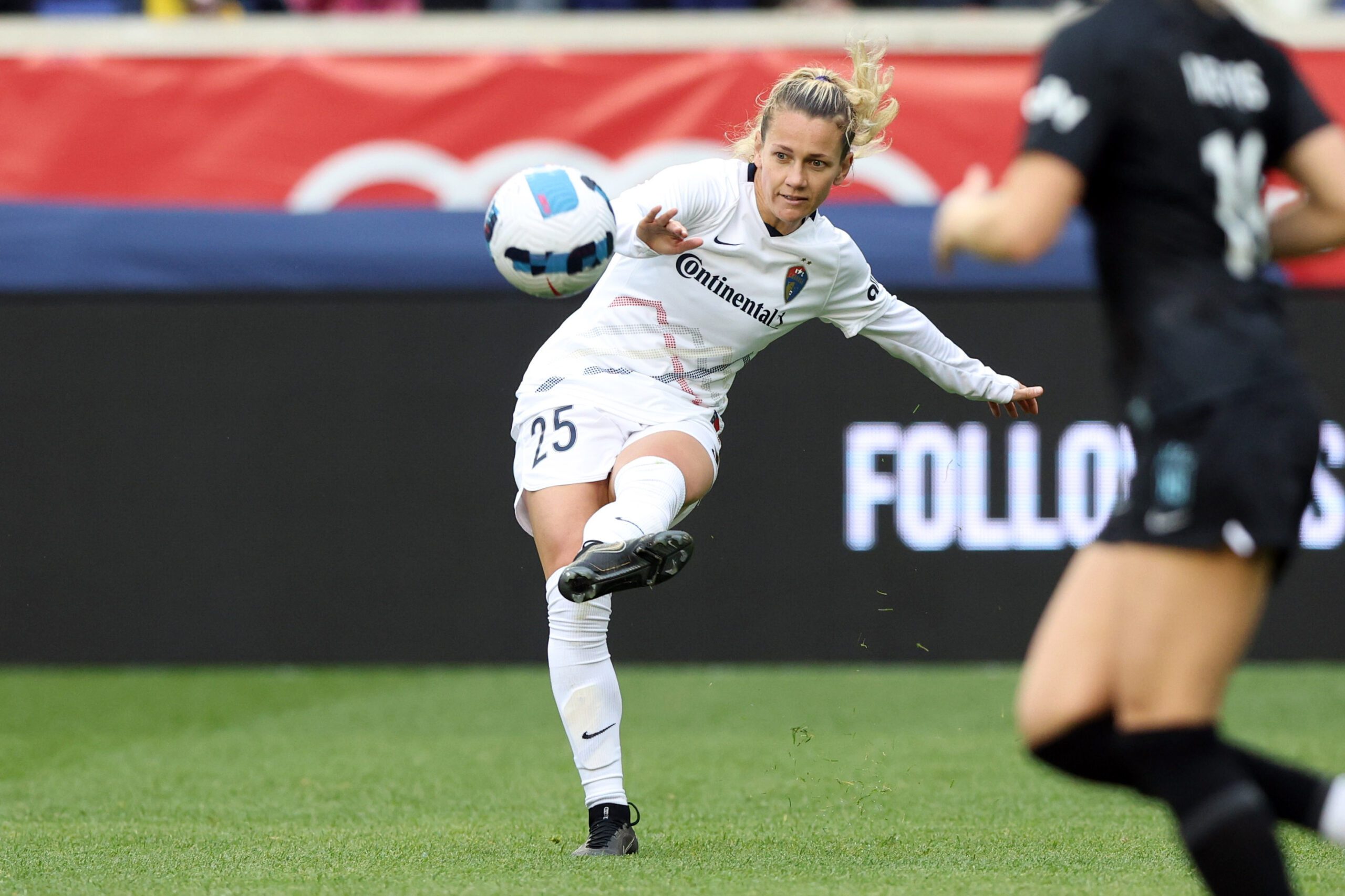 North Carolina Courage midfielder Meredith Speck controls the ball against Gotham FC.