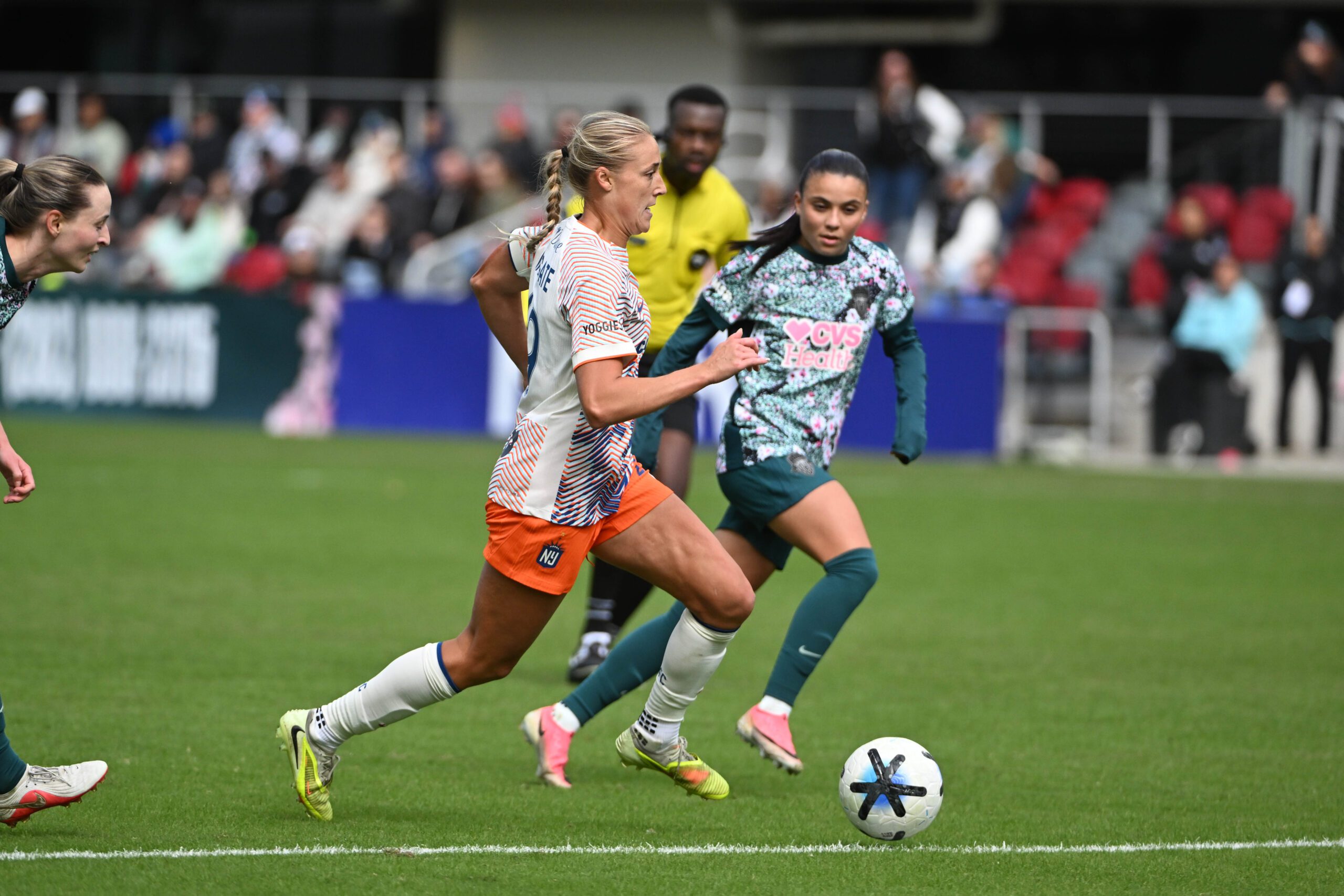 Gotham FC forward Olivia Wingate advances the ball against the Washington Spirit.
