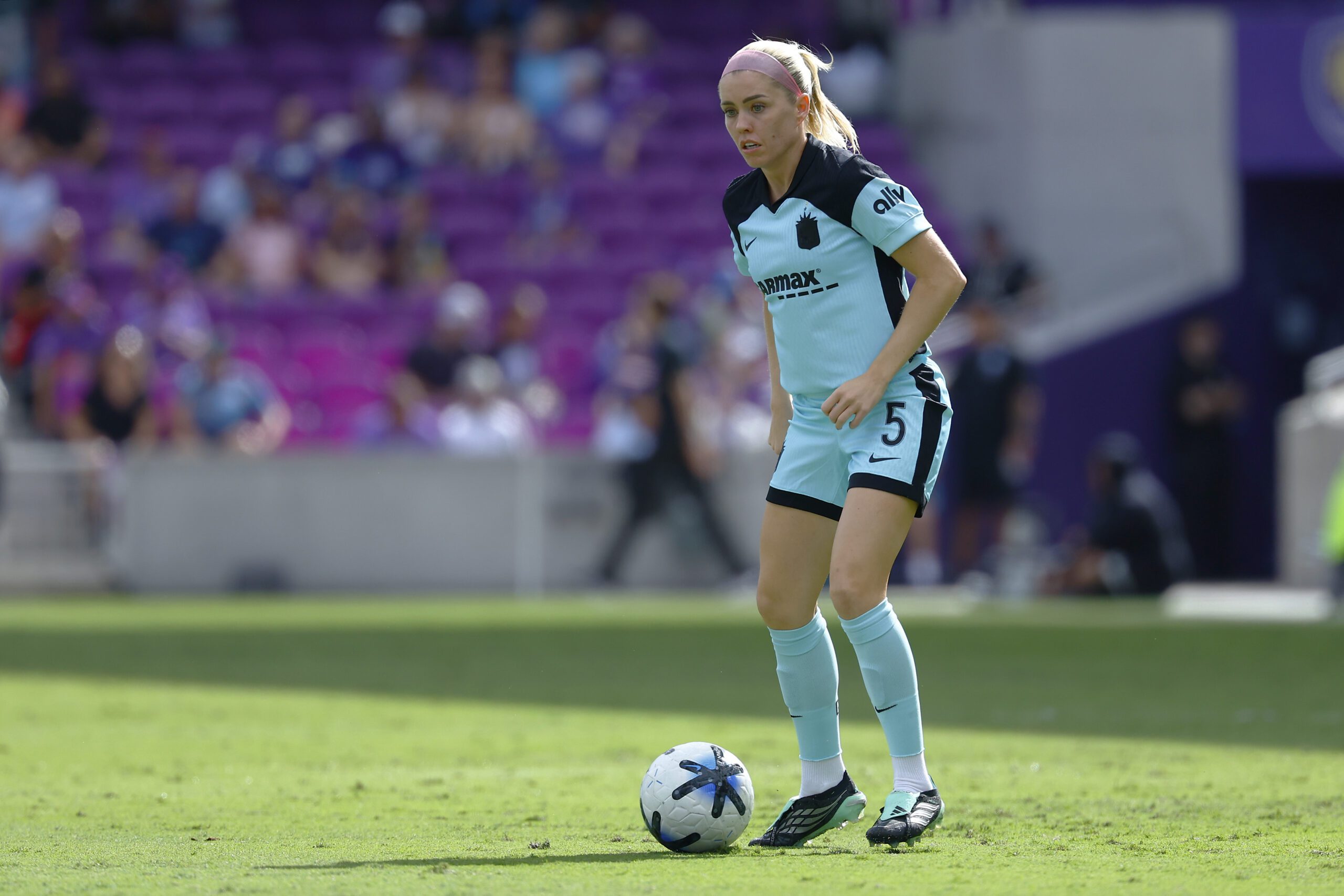 Gotham FC midfielder Denise O'Sullivan looks to pass in the first half against the Orlando Pride at Inter.co Stadium.