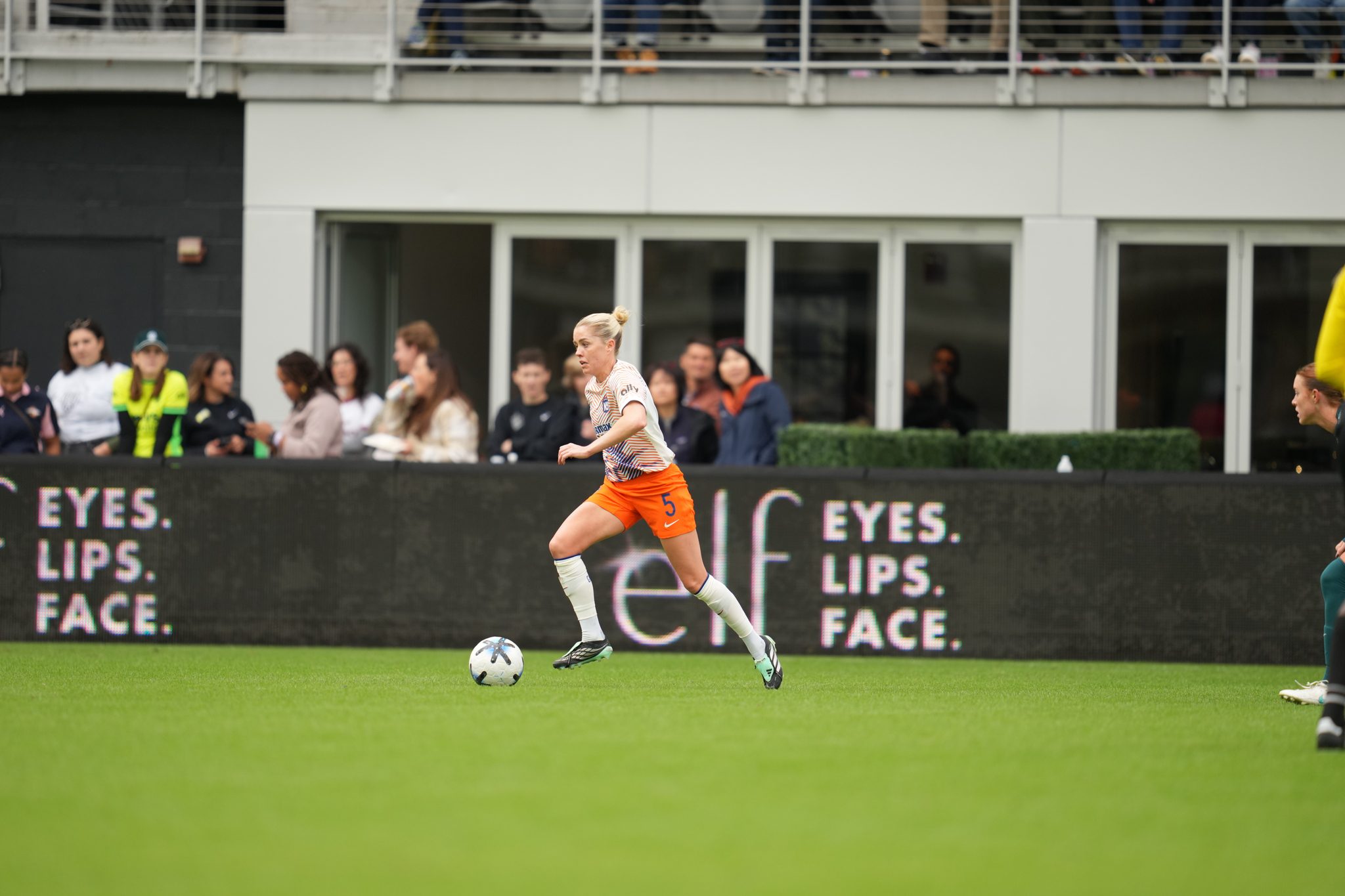 Gotham FC midfielder Denise O'Sullivan moves the ball along the pitch.